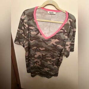 Gently worn sz 2x camo green top, pink trim, runs true.